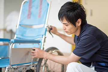 看護師Yさんが車椅子の準備をしている様子