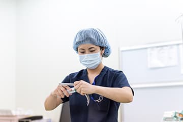 看護師Sさんが手術器械洗浄をしている様子
