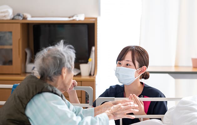 看護師Kさんが患者様との会話をする様子